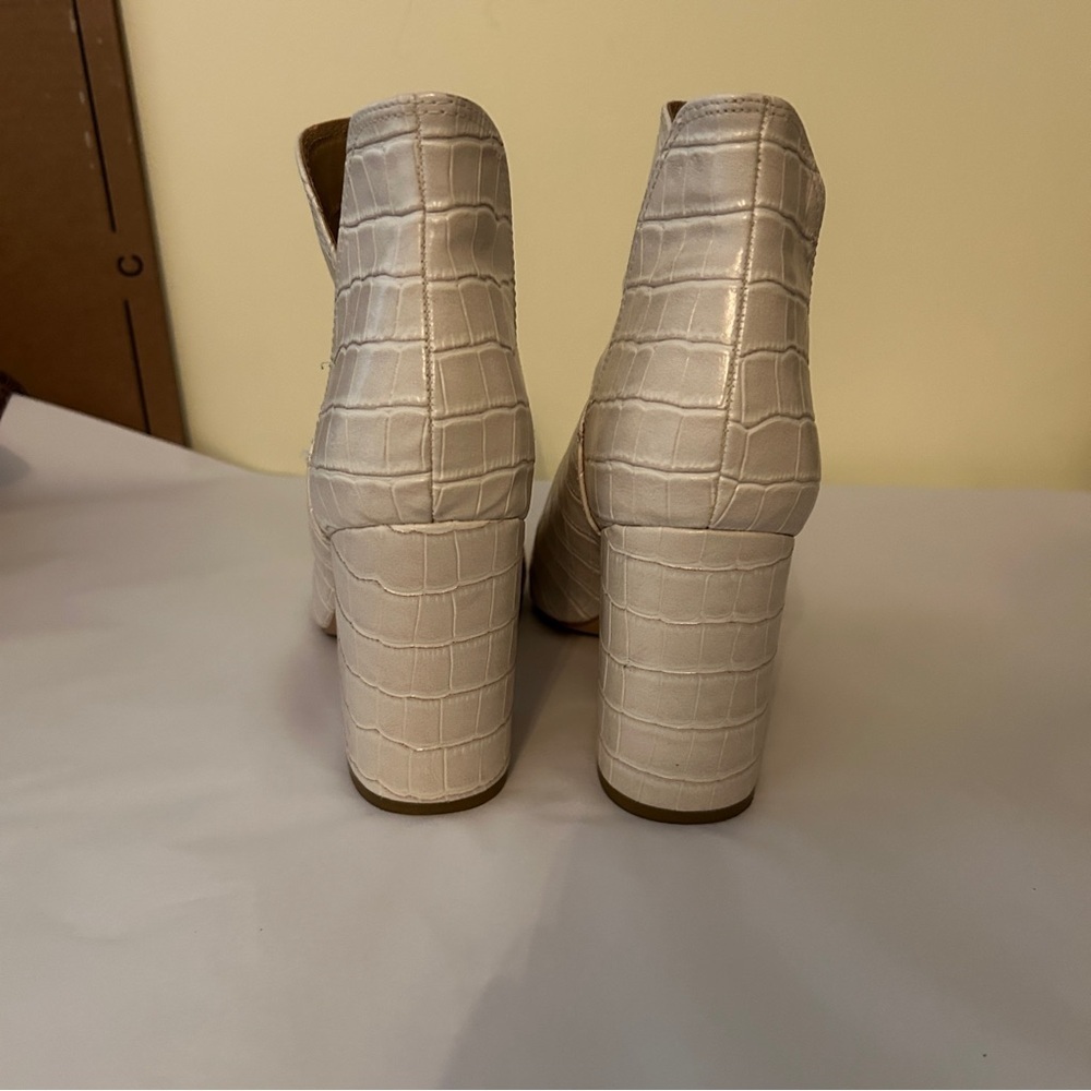 Steve Madden Women's Rookie Bone Croc Block Heels V Cut Ankle Booties Size 9.5 - Picture 5 of 16